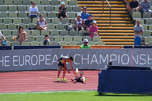 nahuel carabana atiende a un companero en los 3000m obstaculos de munich 2022