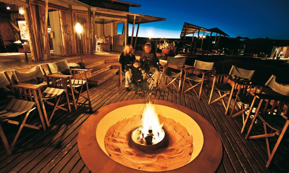 Het kan s avonds kil zijn op het terras van de rustieke Wolwedans Dune Lodge in natuurreservaat NamibRand