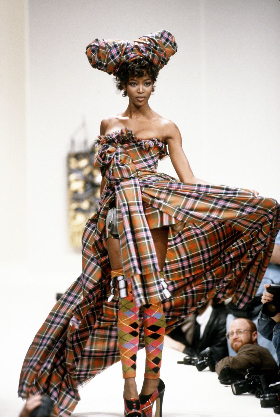 vivienne westwood fall 1994 fashion show ナオミ・キャンベル　ヴィヴィアン・ウエストウッド　タータン