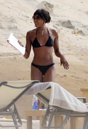 naomi campbell in bikini op het strand