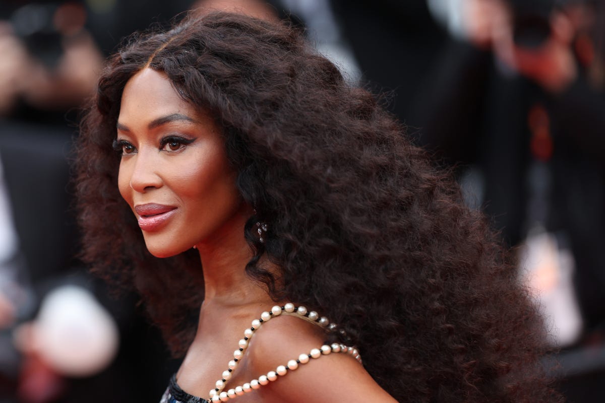 Naomi Campbell Just Nailed Two Of Autumn’s Biggest Hair Trends In One