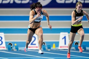 naomi sedney en ilse hogeveen racen tijdens de nk indoor atletiek in apeldoorn