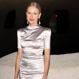 naomi watts vestido satinado bonito jackie kennedy