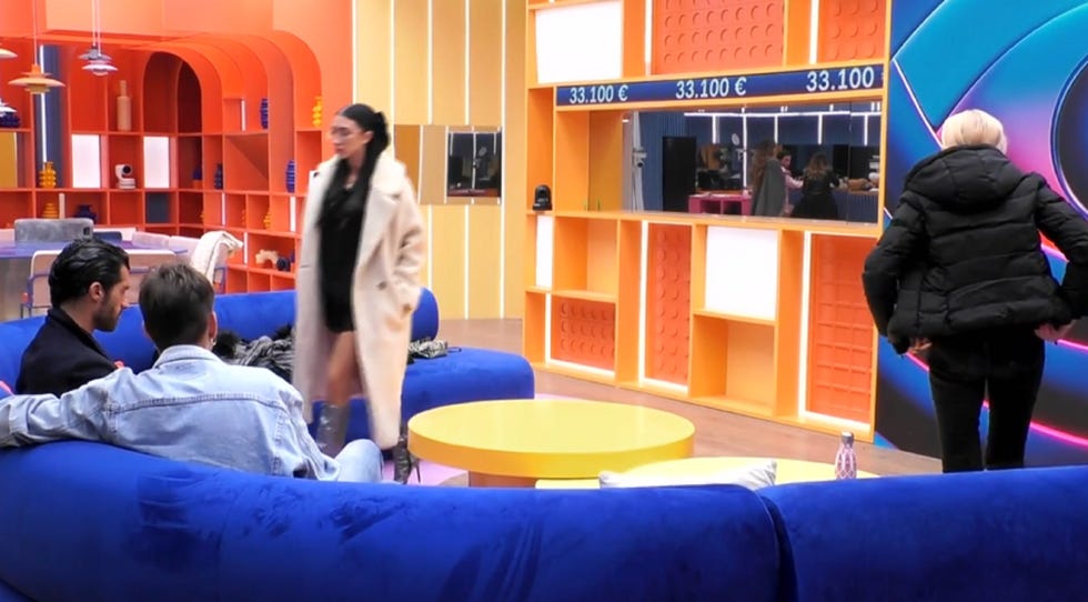 naomi le pregunta a laura bozzo si tiene amigas