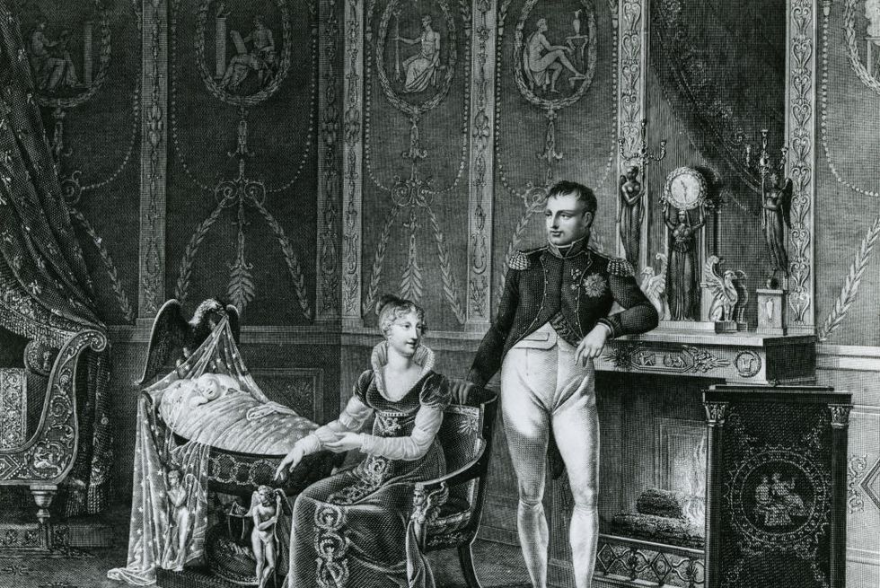 Napolyon Bonapart'ın oturan karısı ve küçük oğluyla yakındaki bir beşikte durduğunu gösteren çizim
