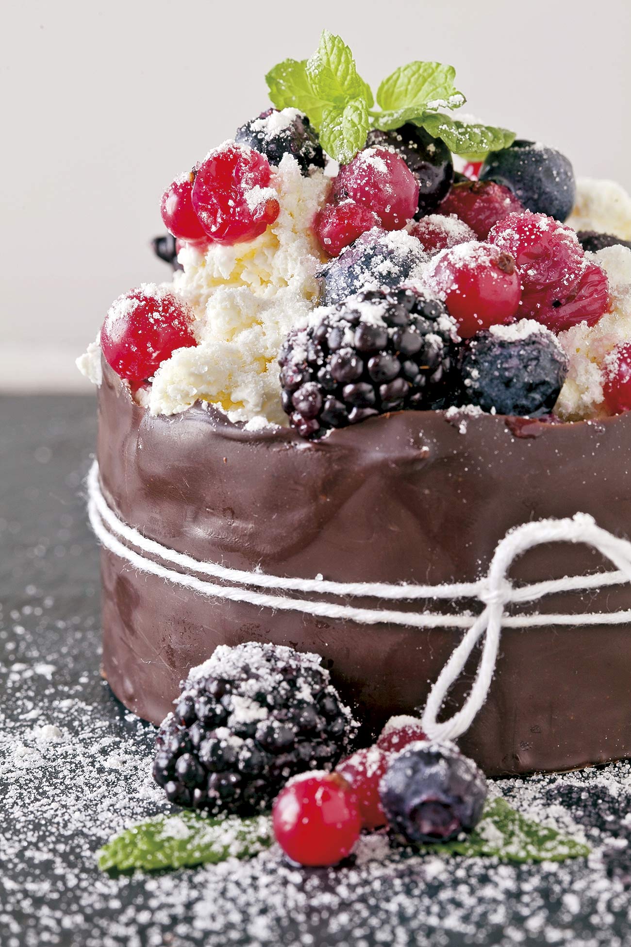 Tarta de láminas de chocolate, nata y frutas del bosque tarta de láminas de chocolate, nata y frutas del bosque