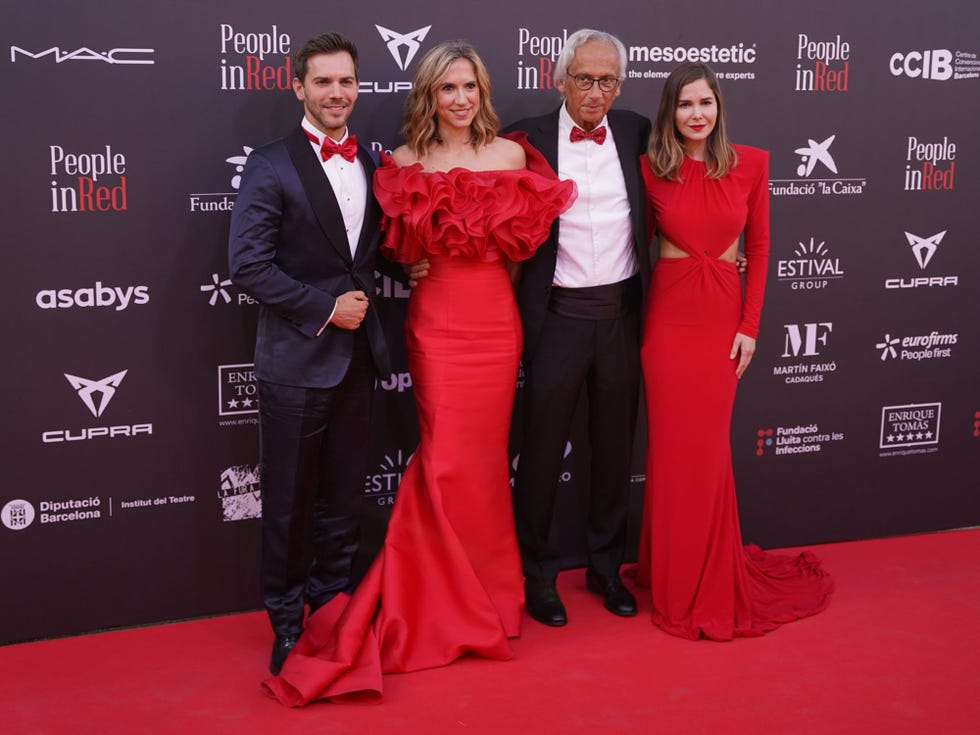 la actriz posa con marc, bonaventura y aina clotet en la gala 'people in red 2024'