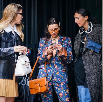 vrouwen tijdens parijs fashion week 2021