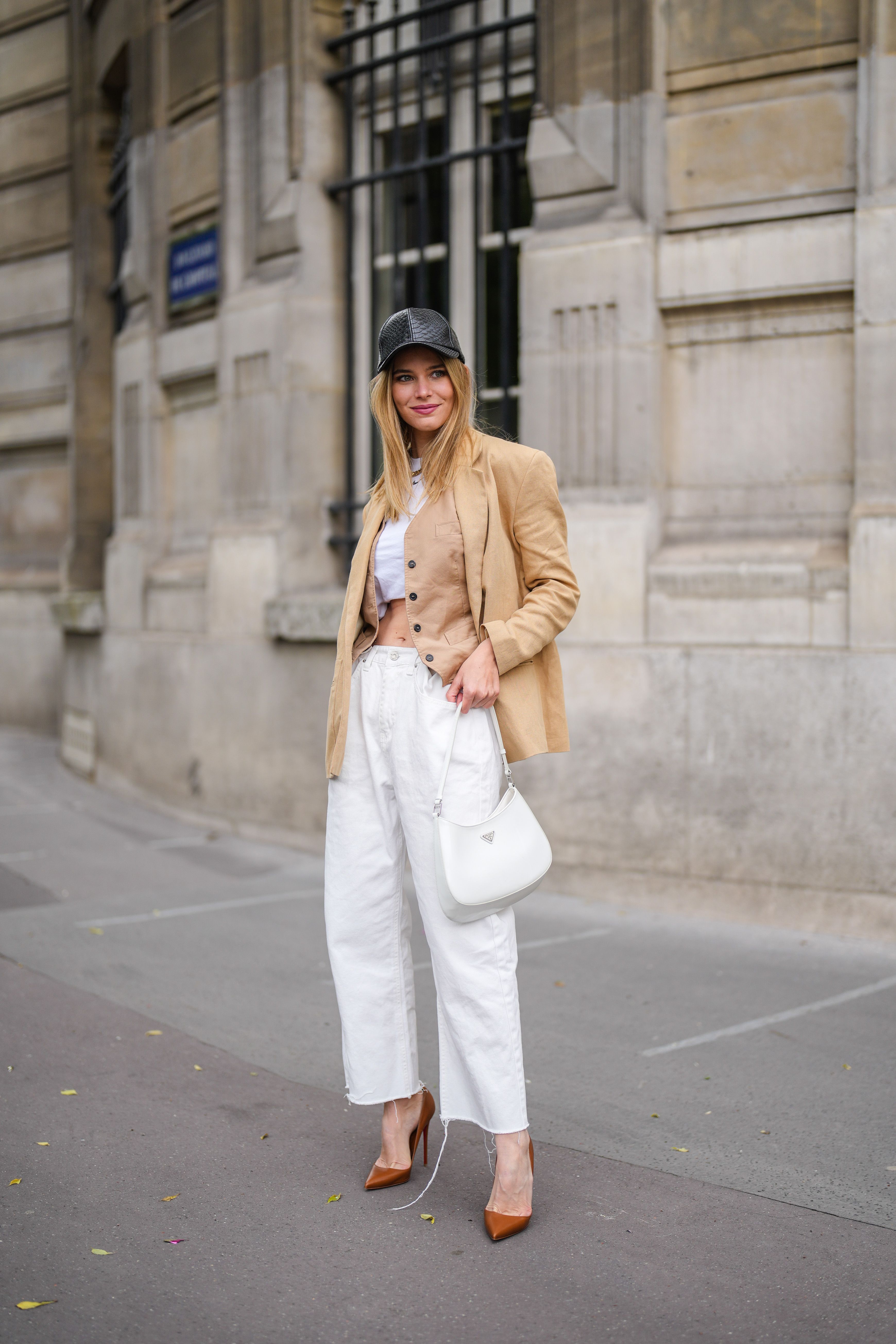 Disfrutando De Su Traje. Linda Chica Usa Ropa De Moda Para El