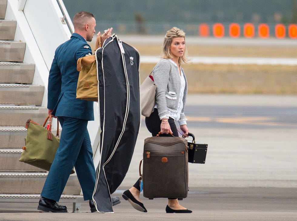 natasha archer, estilista y asistente personal de kate middleton, con maletas para un acto de la princesa en el extranjero
