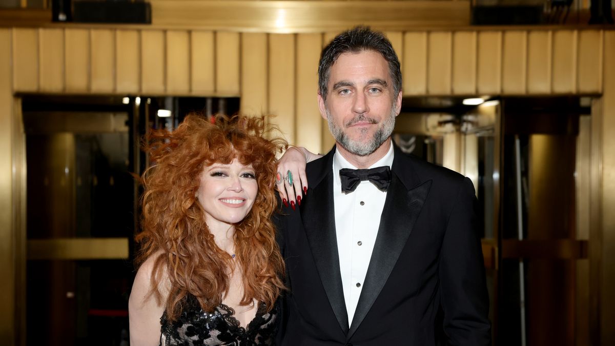 preview voor Natasha Lyonne Stalks Her Castmates | Insta-Stalk