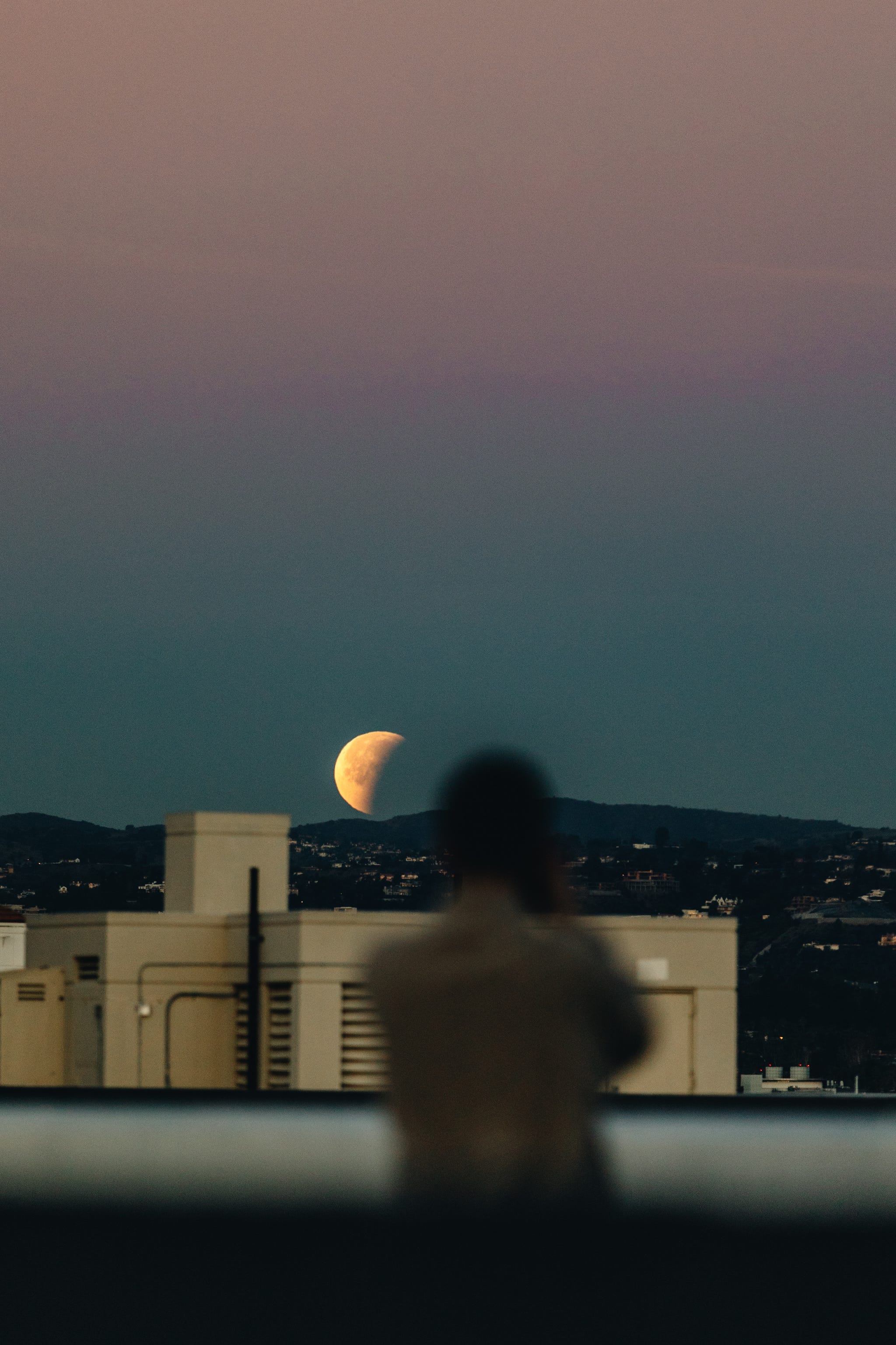 Sky, Atmospheric phenomenon, Light, Horizon, Moon, Cloud, Atmosphere, Astronomical object, Evening, Night, 