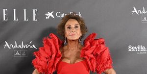naty abascal con un vestido rojo de la firma española redondo brand en los elle style awards