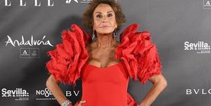 naty abascal con un vestido rojo de la firma española redondo brand en los elle style awards