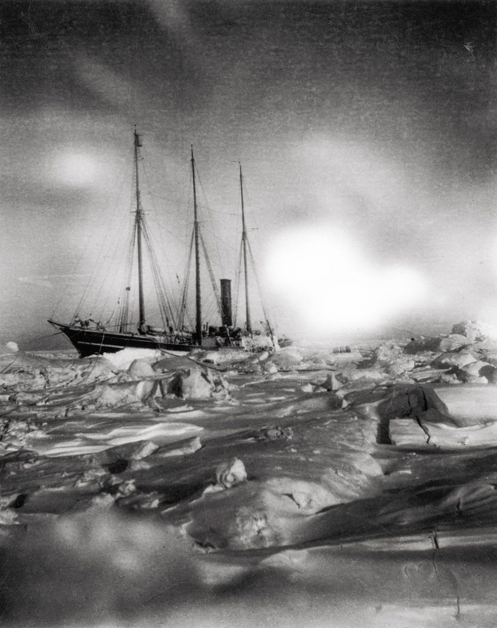 Op een van de eerste fotos die ooit werd gemaakt bij het schijnsel van de maan en het noorderlicht is te zien hoe Pearys schip de Roosevelt in het pakijs voor Cape Sheridan bij Ellesmere Island Canada is ingesloten