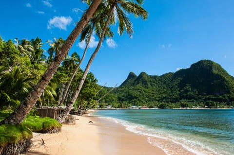 Halverwege tussen Hawa en NieuwZeeland bevindt zich het National Park of American Samoa dat drie eilanden en hun kustwateren in de Stille Zuidzee beslaat In 2018 bezochten bijna 29000 toeristen het park om zijn koraalriffen regenwouden en oeroude Samoaanse cultuur