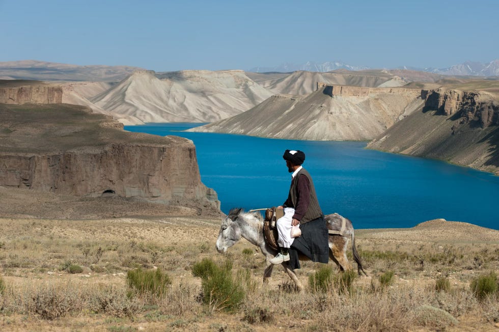 ﻿een man op zijn ezel in nationaal park band e amir in afghanistan hoewel het park ooit de eerste vrouwelijke rangers van het land in dienst had zijn vrouwelijke bezoekers er sinds 2023 niet meer welkom