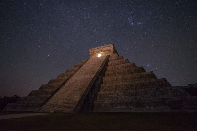 el castillo in chichen itza op het mexicaanse schiereiland yucatan