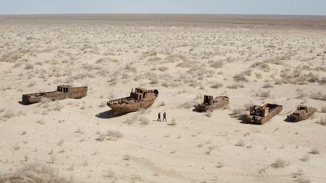 oude militaire voertuigen in het drooggevallen aralmeer in centraal azie