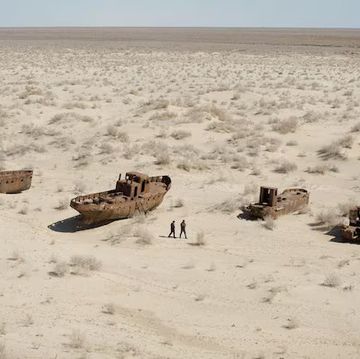 oude militaire voertuigen in het drooggevallen aralmeer in centraal azie