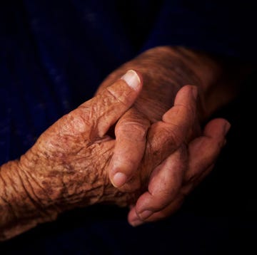 Oude handen de handen van een vrouw van 104 uit okinawa