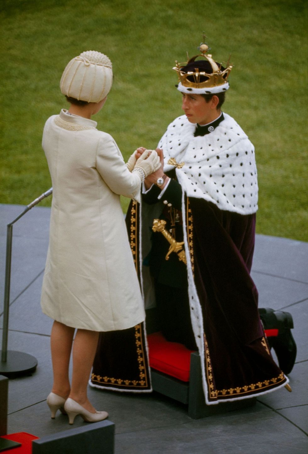 De toenmalige prins Charles knielde in 1969 voor de koningin tijdens zijn officile benoeming tot prins van Wales in Gwynedd Wales 53 jaar later is hij nu koning