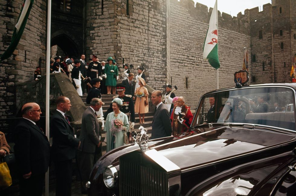Rond 1963 vertrekken koningin Elizabeth II en prins Philip vanaf Caernarvon Castle in Gwynedd Wales