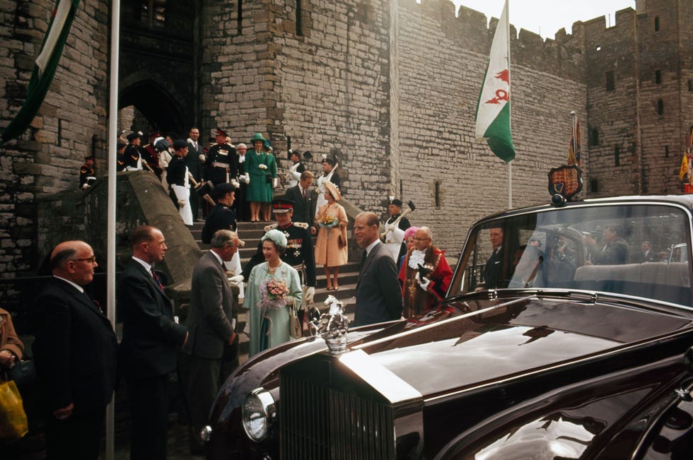 Leaving Wales Rond 1963 vertrekken koningin Elizabeth II en prins Philip vanaf Caernarvon Castle in Gwynedd Wales