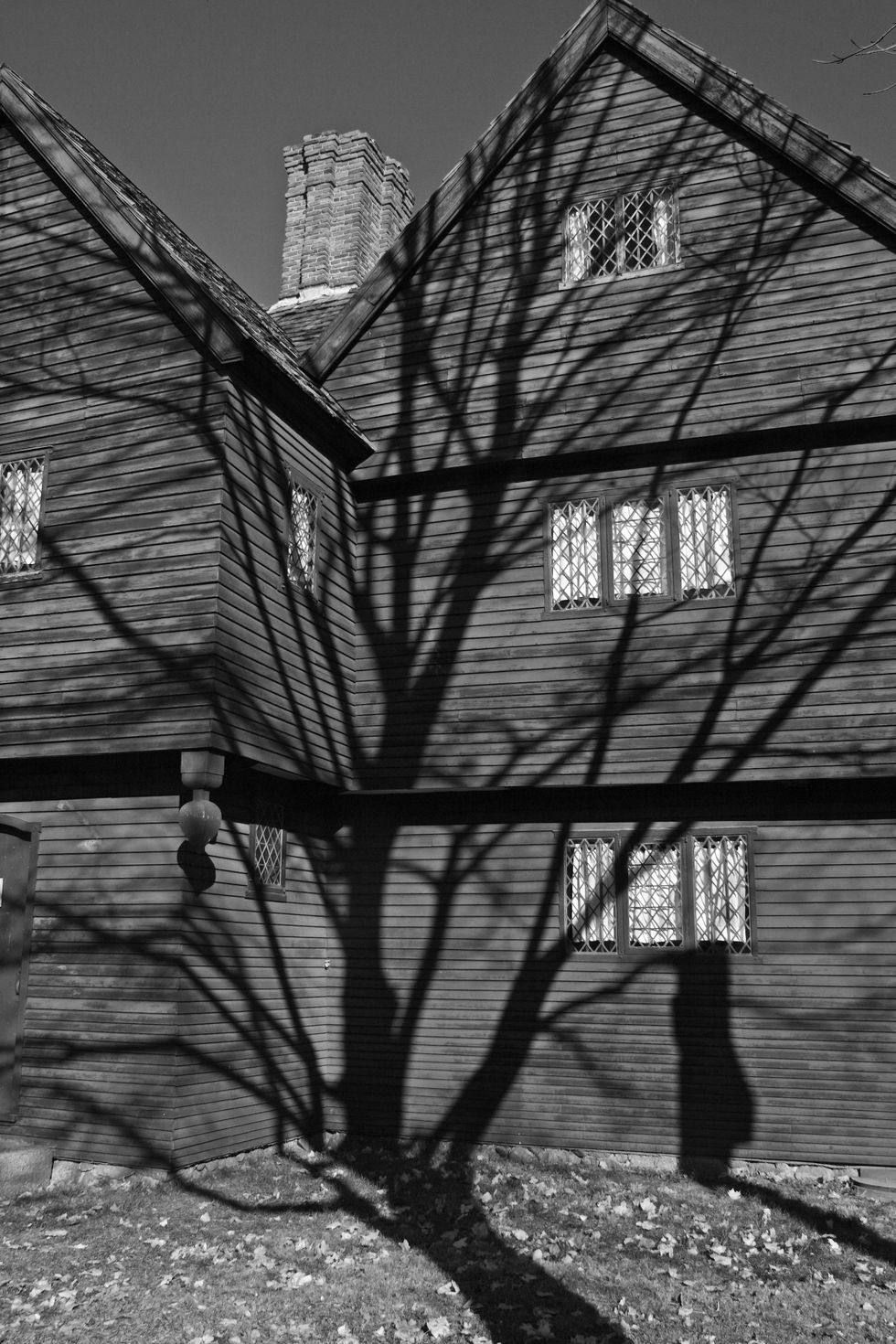Volgens velen spookt het in het huis van Jonathan Corwin in Salem Massachusetts De rechter die in 1692 de beruchte heksenprocessen in het stadje leidde veroordeelde meerdere mensen wegens hekserij ter dood De geesten van deze onterecht veroordeelden zouden nog in Corwins huis rondwaren