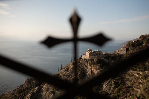 Mount Athos Als belangrijk centrum van het OostersOrthodoxe christendom sinds de tiende eeuw omvat het kloostercomplex van Oros Athos Berg Athos twintig kloosters waar zon tweeduizend monniken hun leven aan gebed wijden Tot de schatten van dit Werelderfgoed behoren ook zeldzame historische geschriften heilige relieken frescos en mozaeken Normaliter mogen per dag slechts een beperkt aantal mannen honderd van het OostersOrthodoxe geloof tien van nietorthodoxe gezindten de Autonome Monastieke Staat van de Heilige Berg in het noordoosten van Griekenland bezoeken Door de pandemie is het bezoek verder ingeperkt waardoor nog maar n klooster bezichtigd kan worden Bezoekers moeten vr aankomst een negatieve PCRtest overleggen