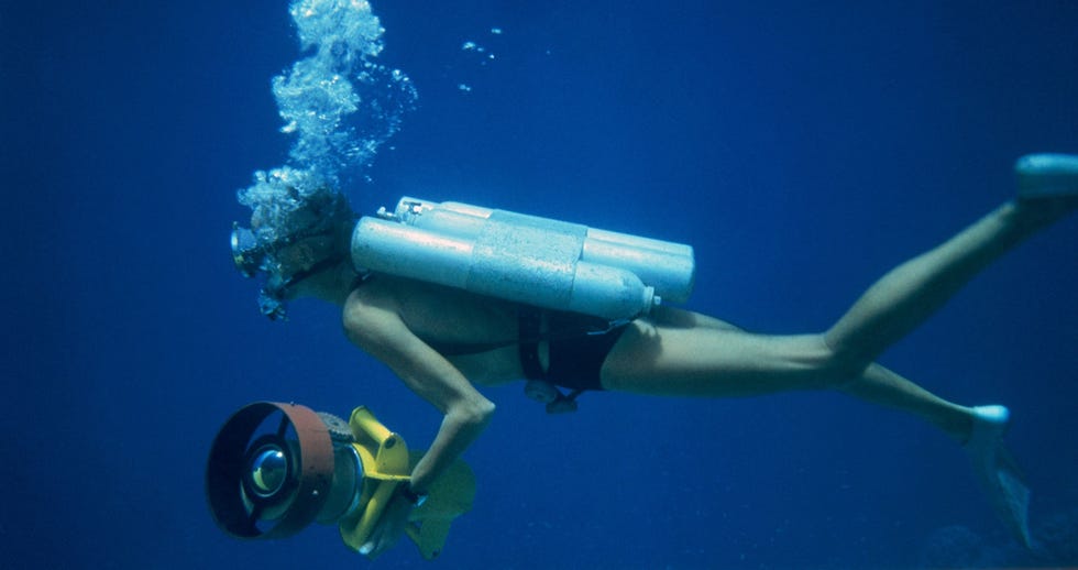 Met een zogenaamde Aqua Lung en een camera gaat Cousteau op onderzoek uit rond Conshelf II een onderwaterdorp dat hij bouwde op de bodem van de Rode Zee In 1943 paste hij de bestaande technologie om onder water aan zuurstof te komen aan waardoor hij bekend kwam te staan als de grondlegger van het duiken met moderne apparatuur