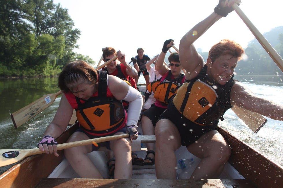 Deze bemanning van een drakenboot bestaat geheel uit mensen die kanker hebben gehad en zichzelf Pink Steel noemt Het team traint in Pittsburgh voor het Dragon Boat Festival dat in september plaatsvindt