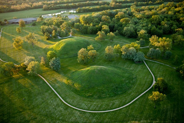 Het centrale plein van Cahokia dat op deze foto te zien is maakt nu onderdeel uit van een bijna honderd hectare grote historische vindplaats Uit een recente studie blijkt dat de inwoners van de oude stad de omgeving niet uitputten zoals een eerdere theorie luidde