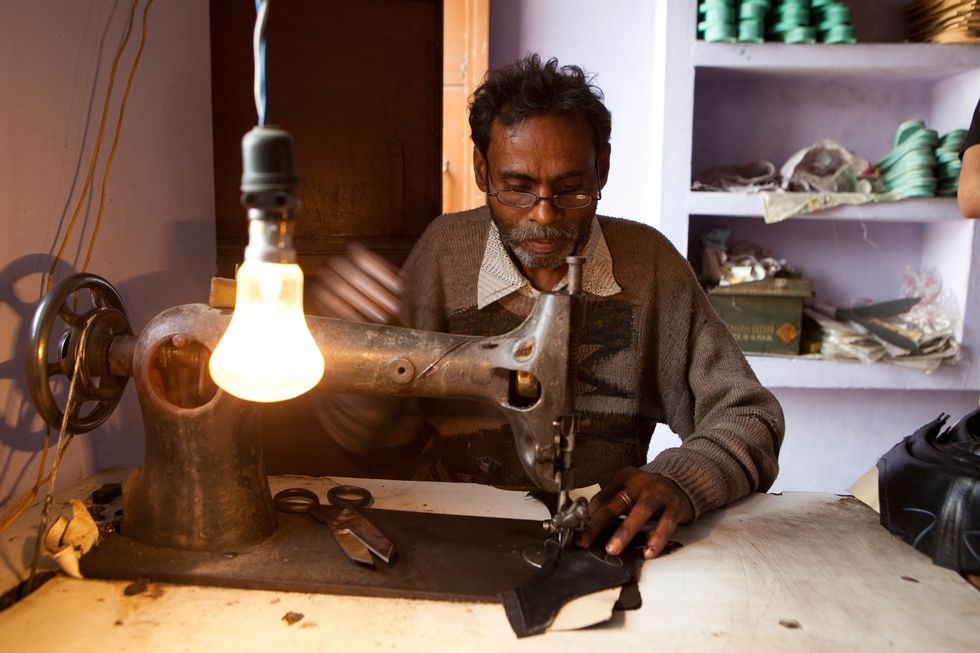 Dankzij de gloeilamp van Edison  en de bijdrage van Latimer daaraan  werd elektrische verlichting betaalbaar en bereikbaar voor mensen over de hele wereld zoals deze Indiase schoenmaker in de stad Agra