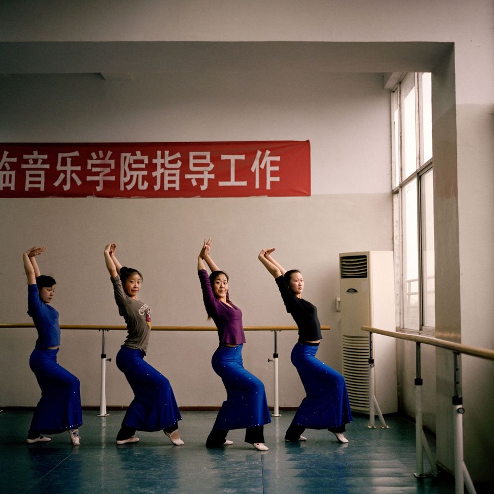 Studenten volgen een dansles op de nieuwe campus van de Yangtze Normal University in China Dansen is een vorm van beweging waarbij het hele lichaam en de geest betrokken zijn Het draagt bij aan betere spierspanning kracht uithoudingsvermogen en fitheid