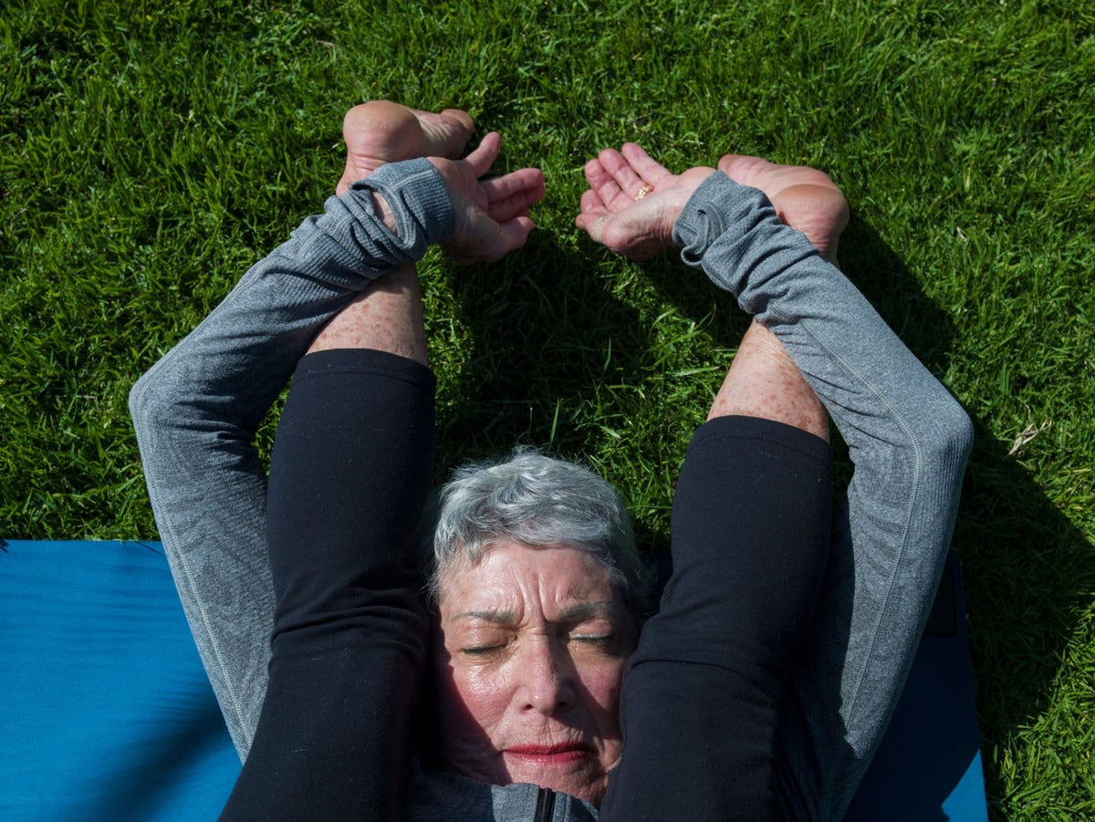 Een 83jarige vrouw doet yogaoefeningen Het lichaam van een 20jarige is natuurlijk anders dan het lichaam van een 70jarige En toch is er iets waardoor beweging in alle gevallen een gunstig effect heeft aldus neurowetenschapper Saul Villeda van de University of California San Francisco