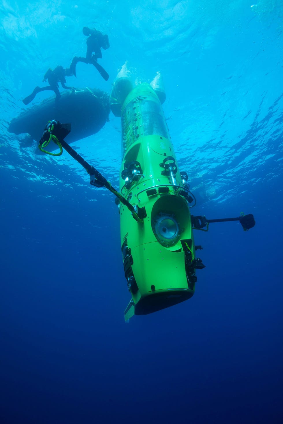 Op 26 maart 2012 maakte National Geographiconderzoeker en regisseur James Cameron in de onderzeer DEEPSEA CHALLENGER de eerste succesvolle soloduik naar het Challenger Deep Op de foto is het vaartuig tijdens een testduik naar acht kilometer diepte te zien Gedurende de expeditie die in samenwerking met National Geographic op touw werd gezet legde Cameron zijn ervaringen met een hogeresolutiecamera vast en nam bodemmonsters