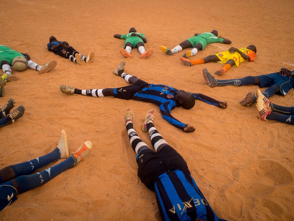 Spelers doen een ontspanningsoefening tijdens een FutbolNetsessie in het Centre Olympafrica Juan Antonio Samaranch Sport Complex