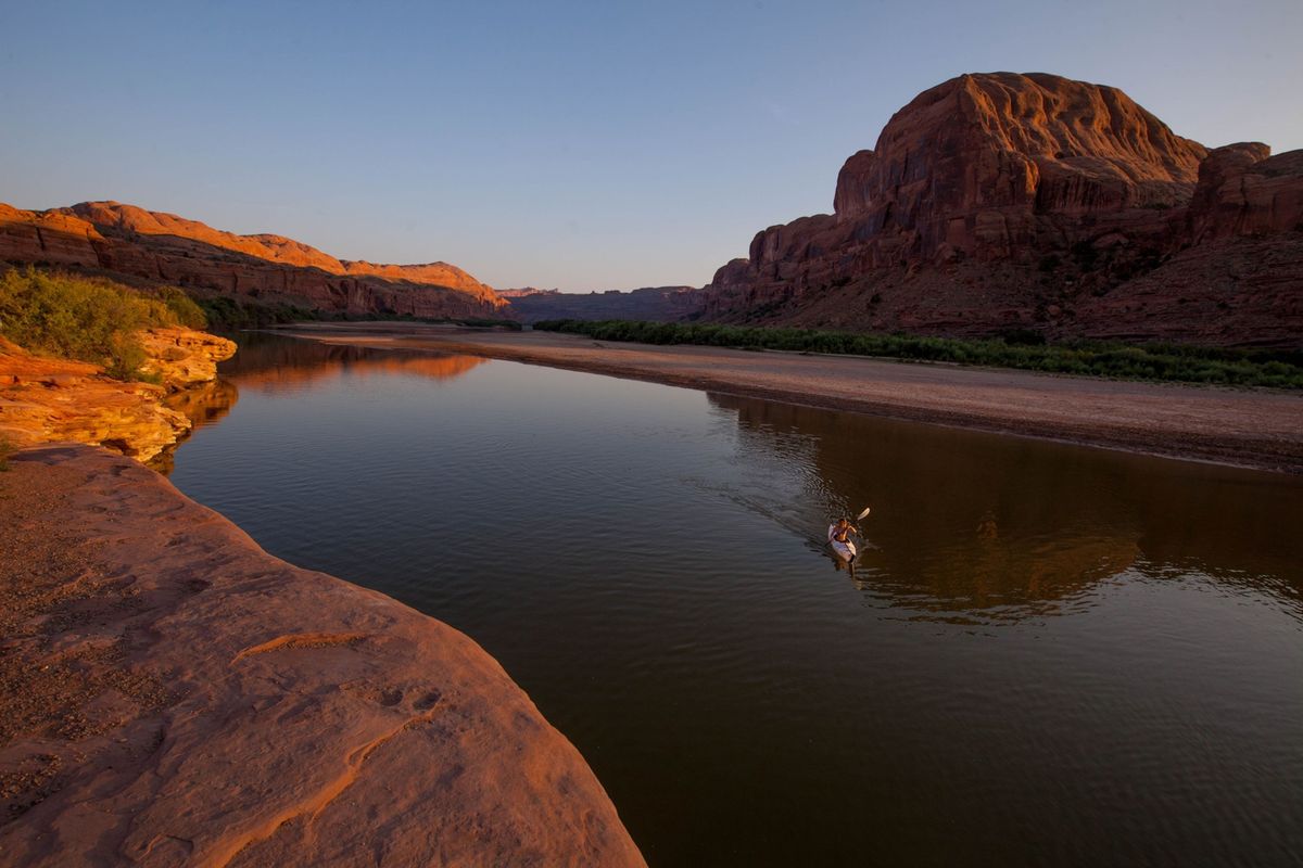 Een kajakker peddelt op de rivier de Colorado in Utah