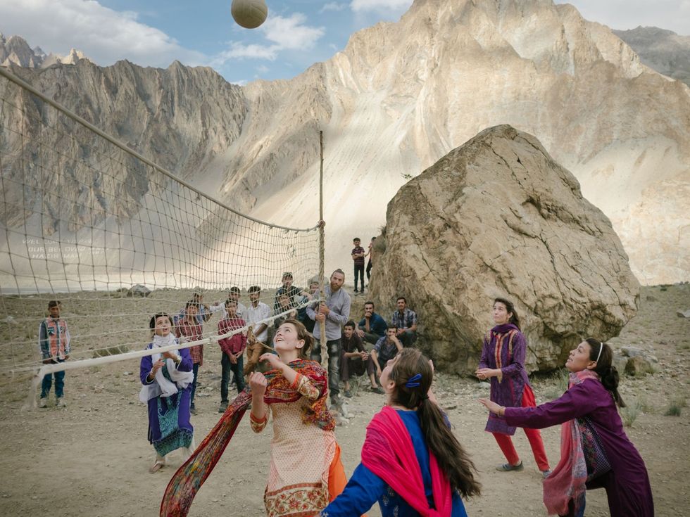 Meisjes spelen volleybal tijdens de jaarlijkse viering van Imamat Day in Pakistan Uit onderzoek blijkt dat spieren moleculen produceren die een positief effect hebben op neuronen en het ontstaan van nieuwe verbindingen en netwerken in het brein stimuleren