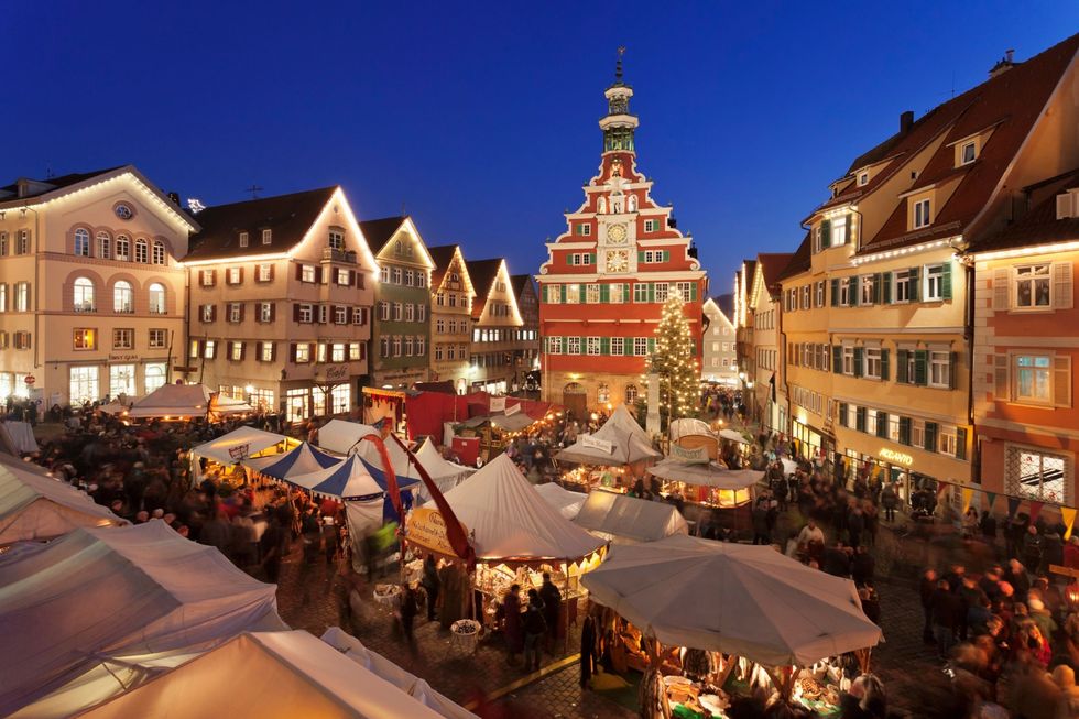In 2021 zullen er geen marktstalletjes staan op het plein voor het oude stadhuis van Esslingen Net als veel andere Duitse steden moest ook deze stad de kerstmarkt afblazen vanwege het toenemende aantal coronagevallen