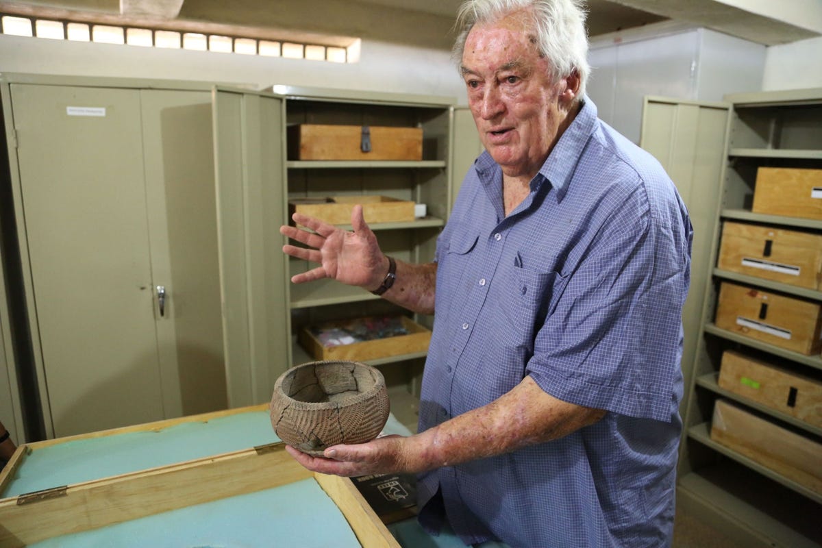 Op deze foto uit 2016 toont Richard Leakey een in elkaar gezette Nderitpot zien in het Turkwel Research Station van het Turkana Basin Institute dat aan de westkant van het Keniaanse Turkanameer ligt Deze verfijnde aardewerkstijl die doet denken aan een mand is kenmerkend voor de vroege veehouders in OostAfrika Soortgelijke potten die elders in het noordwesten van Kenia werden aangetroffen zijn circa vijfduizend jaar oud