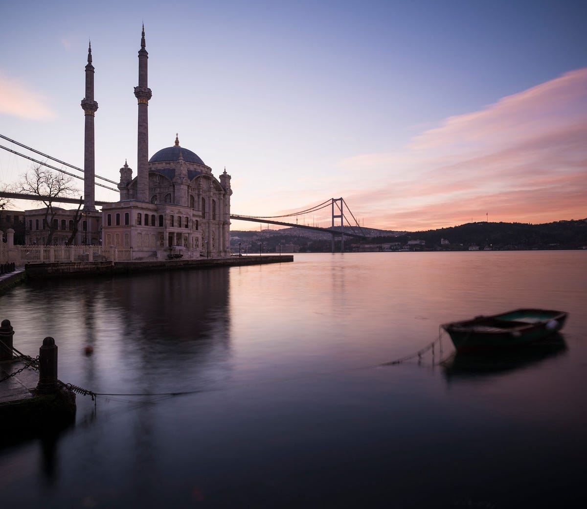 Het ochtendgloren werpt een roze gloed over de Ortakoymoskee in Istanboel Turkije Het jongste slowslip event onder Turkije werd geregistreerd met behulp van vervormingsmeters in gaten die in de bodem van de Zee van Marmara waren geboord