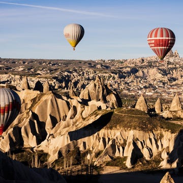 https://i.natgeofe.com/n/cfd8a57d-3b46-435c-b1ff-17ba2e8b4854/NationalGeographic_2635839.jpg Heteluchtballonnen zweven boven het Nationale Park van Greme in Turkije een van de vele onvergetelijke Werelderfgoederen van UNESCO Het park is ideaal voor een avontuurlijke vakantie met het hele gezin