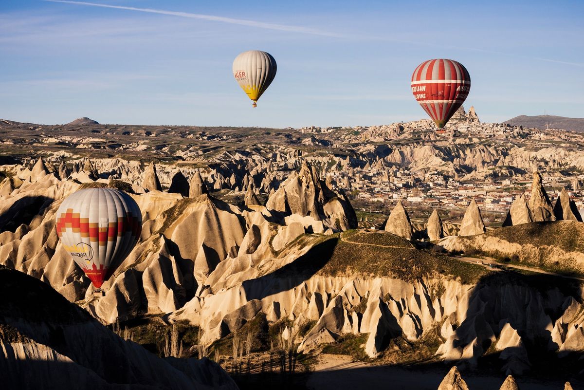 Heteluchtballonnen zweven boven het Nationale Park van Greme in Turkije een van de vele onvergetelijke Werelderfgoederen van UNESCO Het park is ideaal voor een avontuurlijke vakantie met het hele gezin