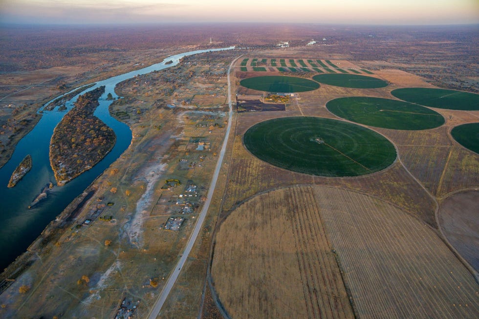 Water uit de Okavango wordt gebruikt voor irrigatie van landbouwgrond op de smalle Caprivistrook die bij Namibi hoort Volgens geohydroloog Surina Esterhuyse zou het boren naar olie en gas in Namibi en Botswana kunnen leiden tot vervuiling van de rivier De vervuilende stoffen zouden zich dan verzamelen in de Okavangodelta die niet in zee uitmondt