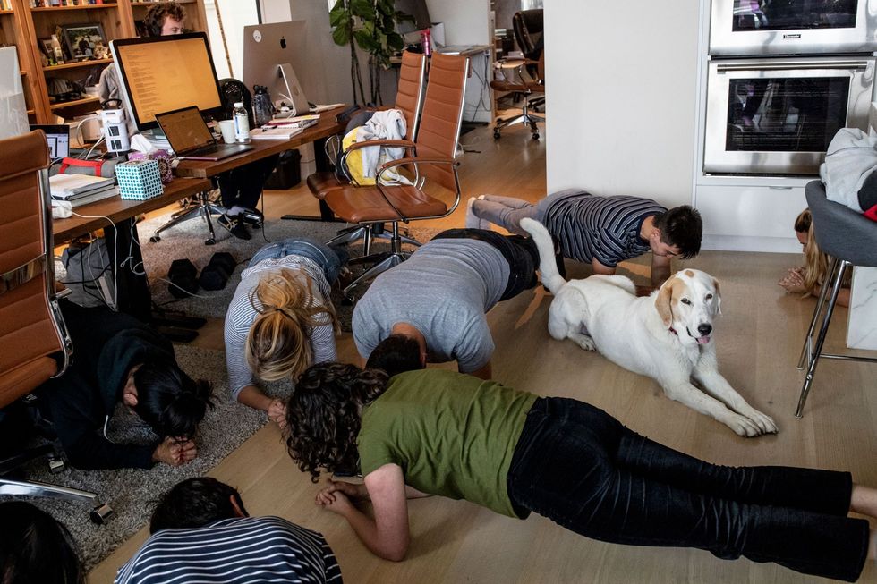 Het maakt niet uit wanneer of waar je oefeningen doet als je maar beweegt Op deze foto nemen medewerkers van een kantoor in San Francisco s middags even pauze om te planken en zo nieuwe energie op te doen