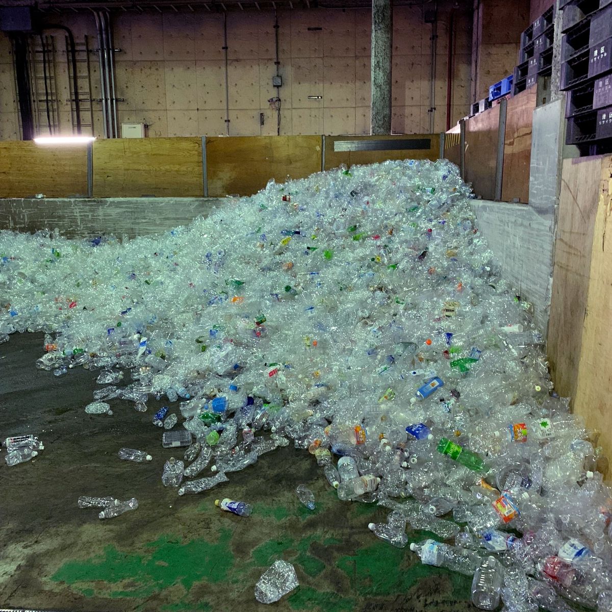 Plastic flessen die wachten op recycling in Tokio De VN heeft overeenstemming bereikt over een stap richting een wereldwijd verdrag voor de aanpak van het probleem van plasticafval