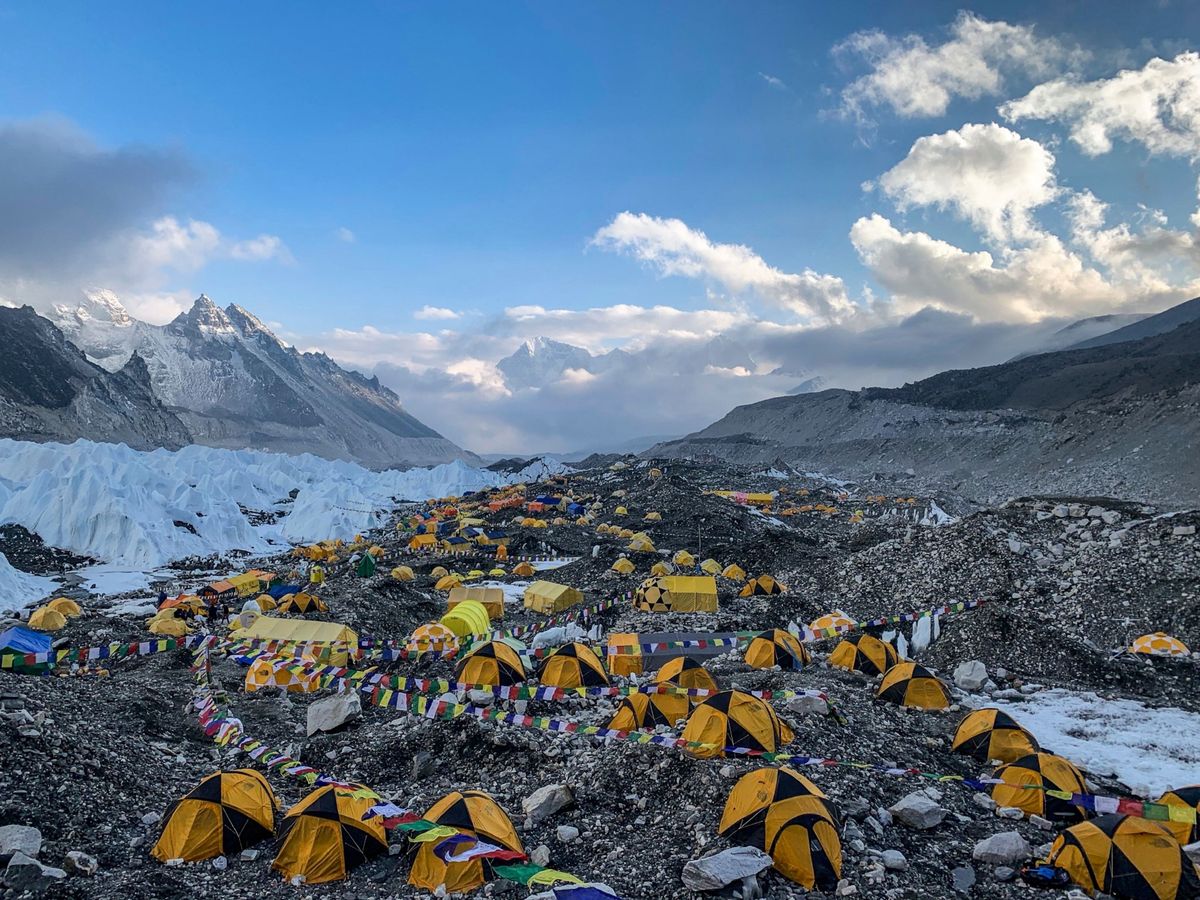Het Everestbasiskamp in Nepal aan de voet van de Khumbugletsjer is de plek waar bergbeklimmers de laatste voorbereidingen treffen voor hun trek naar de top van s werelds hoogste berg
