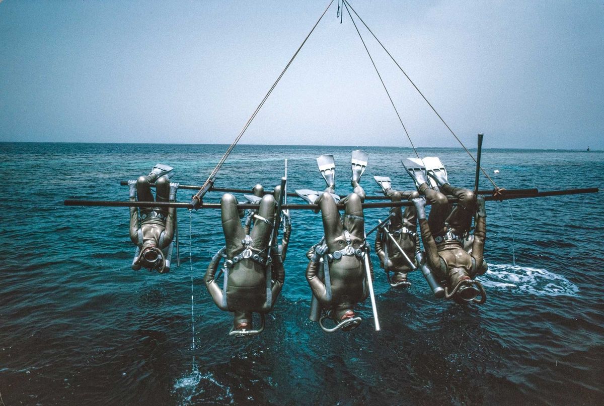 Jacques Cousteau was een van de uitvinders van de ademautomaat AquaLung waarmee hij het wetenschappelijk onderwateronderzoek wilde bevorderen Op de foto in 1963 oefenen duikers van Cousteaus team overlevingstechnieken ter voorbereiding op een n maand durend experimenteel verblijf op aanzienlijke diepte
